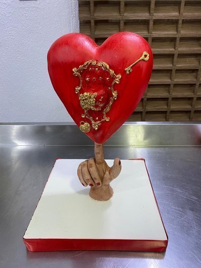 Heart shape fondant cake in size 9